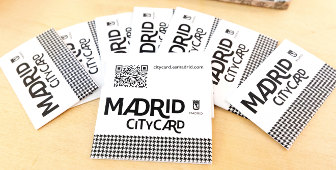 Un conjunto de tarjetas Madrid City Card dispuestas en abanico sobre una superficie, con el logo de Madrid y un código QR visible.